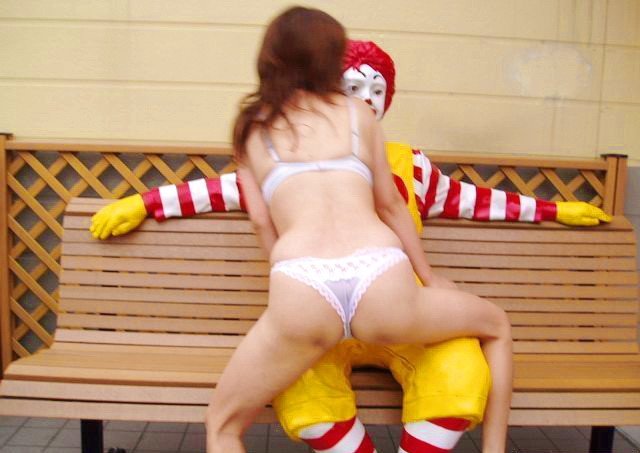 funny Ronald McDonald statue with women (1)