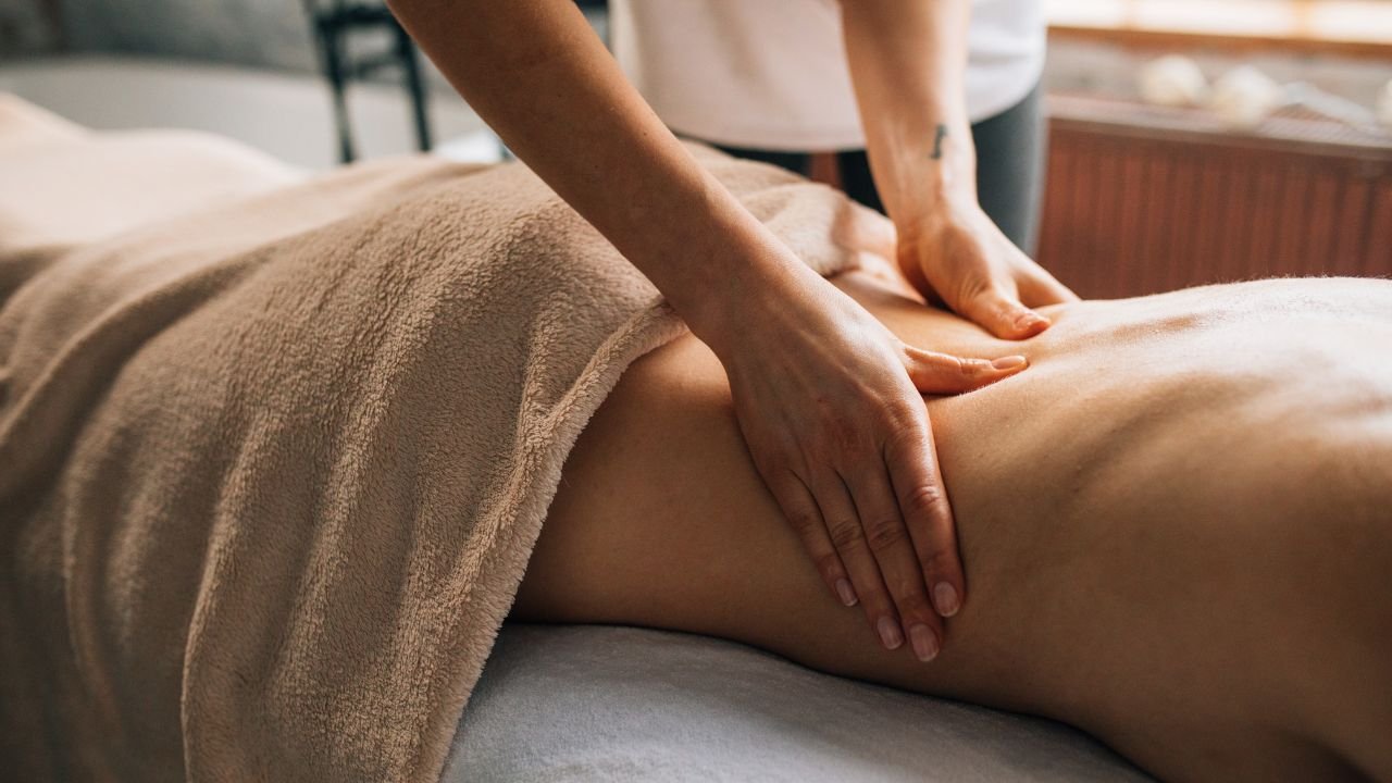 Intimate massage. Массаж арт. Массажистка для тела аппарат. Лимфодренажный массаж тела. Массаж ягодиц для женщин.