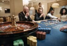 Kasinospelens Psykologi: Varför Vi Fortsätter att Spela och Hur Du Spelar Smartare